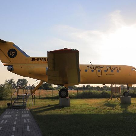 Yellow Plane Yurov Eksteriør billede