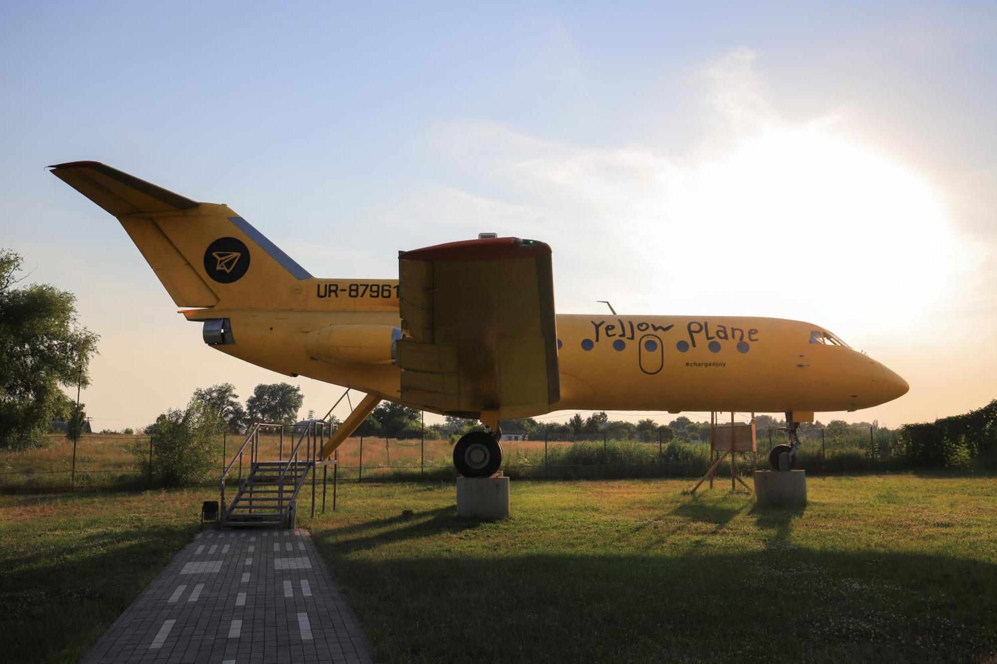 Yellow Plane Yurov Eksteriør billede
