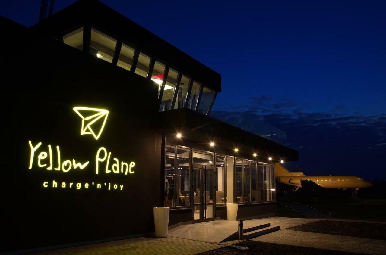 Yellow Plane Yurov Eksteriør billede